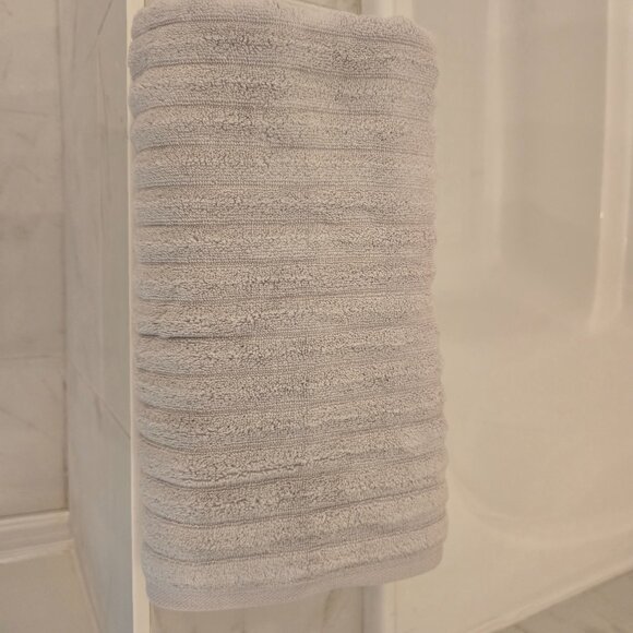 Premium Cotton Bath Towel, Lightweight and Highly Absorbent, Quick Drying Towel - Picture 2 of 3